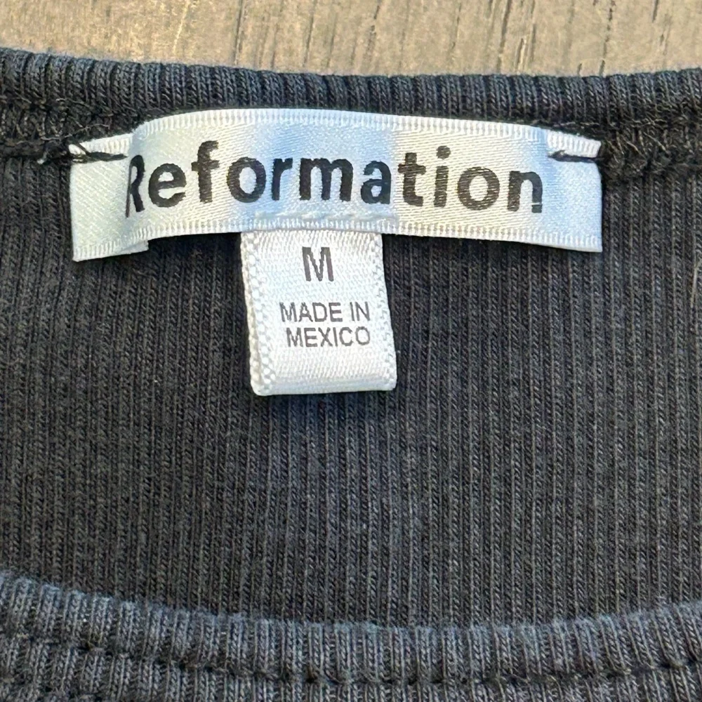 SOLD ****Reformation simple plain black short sleeve ribbed cropped top M - Picture 8 of 10